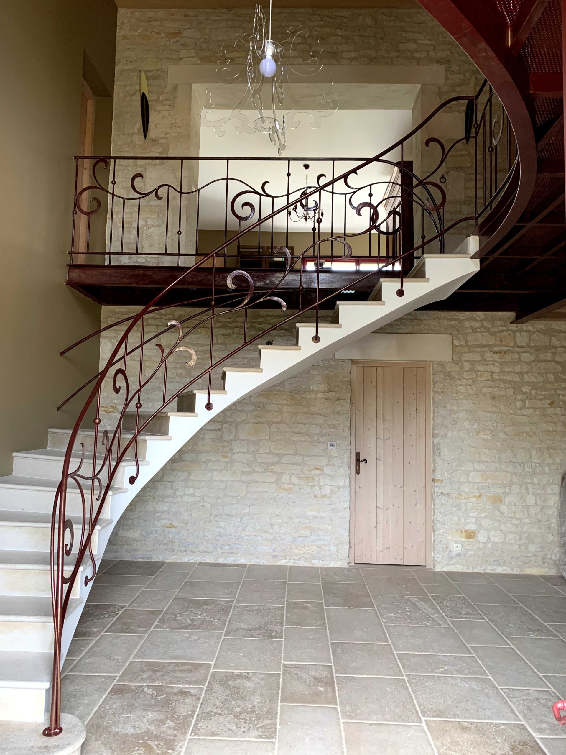 Escalier sur voûte Sarrazine en pierre de Magny avec volée suspendue 